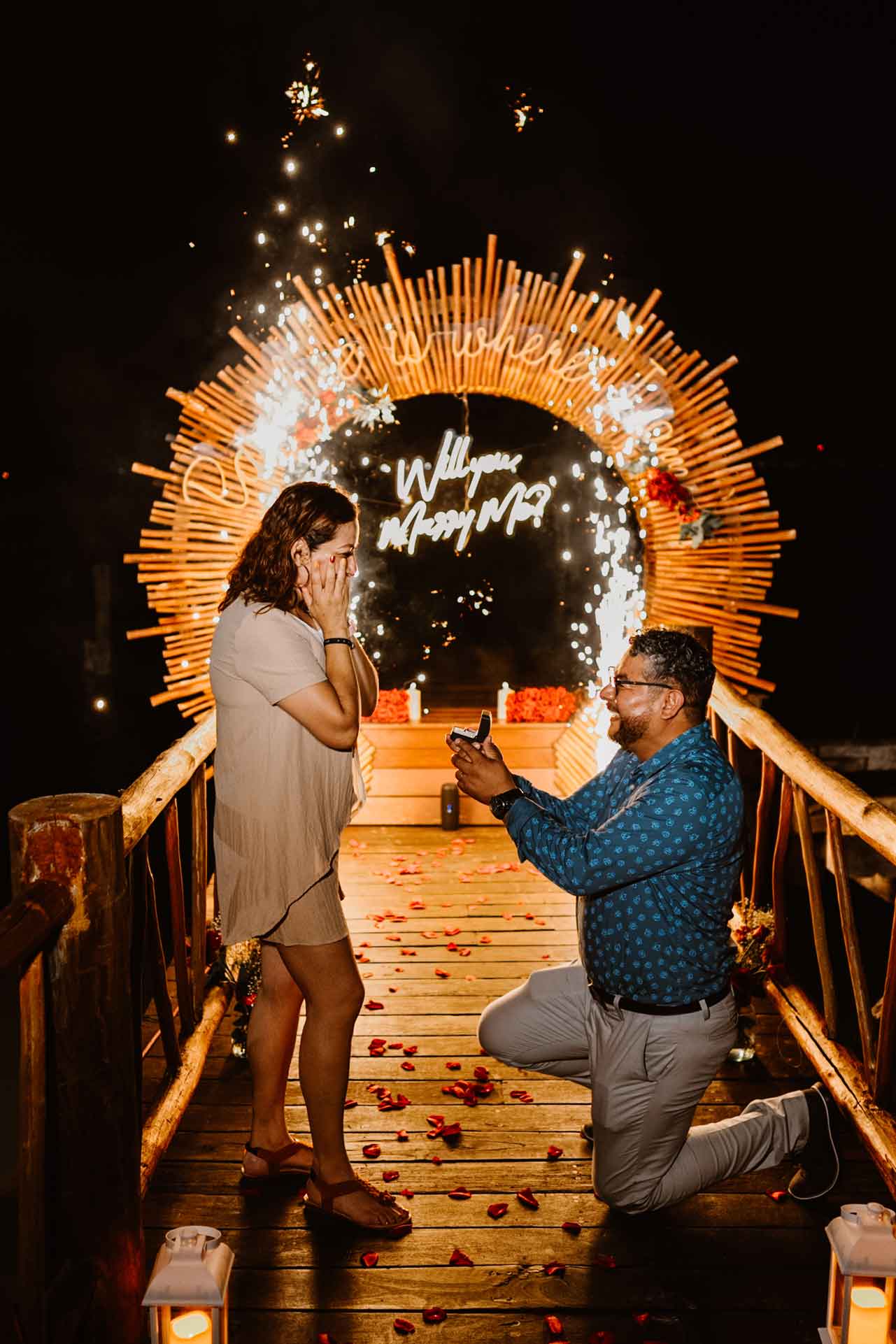 Arcos decorativos (gazebo) con letreros neón